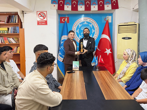  Akif Manaf’a “Eğitim ve Barış Ödülü” 